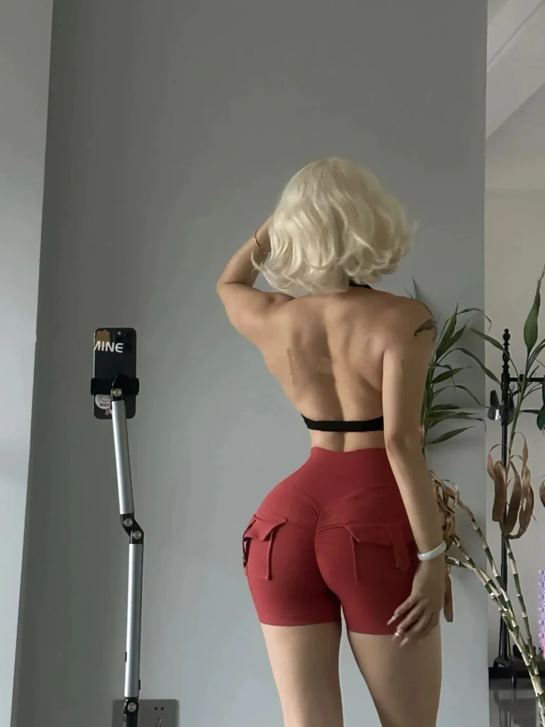 Qinelle brick red pocket butt-lifting shaper shorts with high waist and back pocket detail